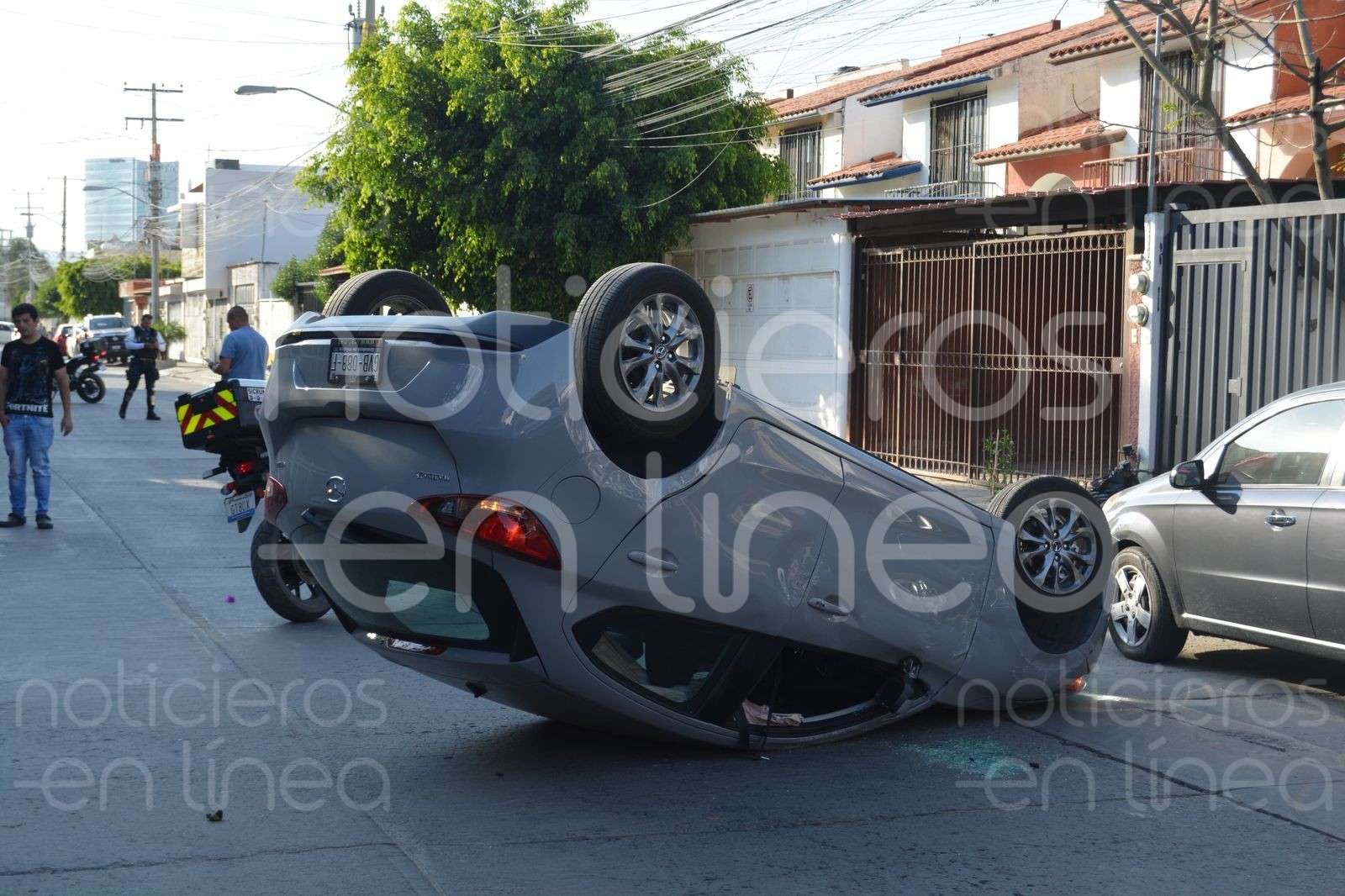 Por usar el celular al volante, mujer vuelca su auto en León