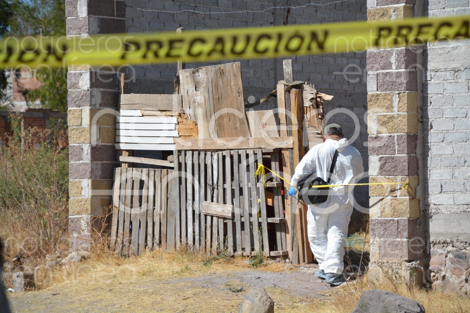 Reportan a sospechoso excavando y hallan huesos humanos enterrados en León