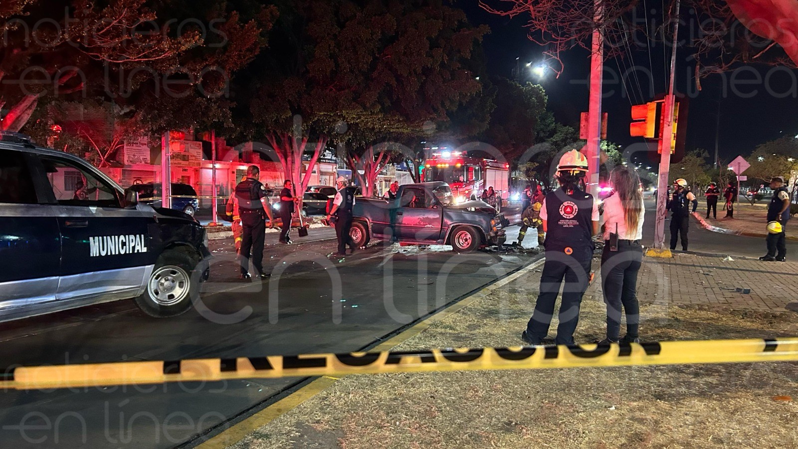 Choca contra un poste en León; había latas de cerveza en la camioneta