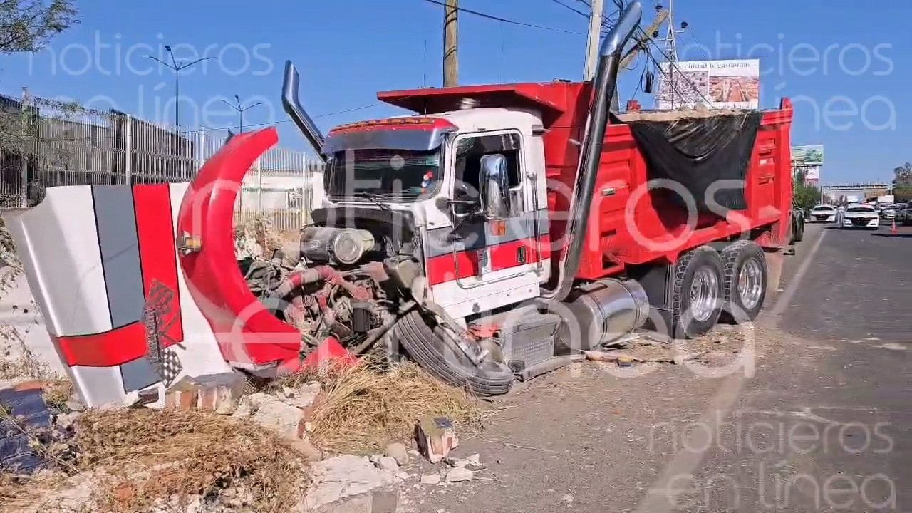 Tolva evita chocar con camión de personal y causa accidente múltiple