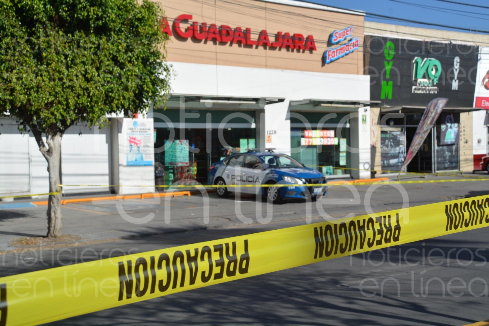 Atacan a policía al salir de una farmacia en León; está grave