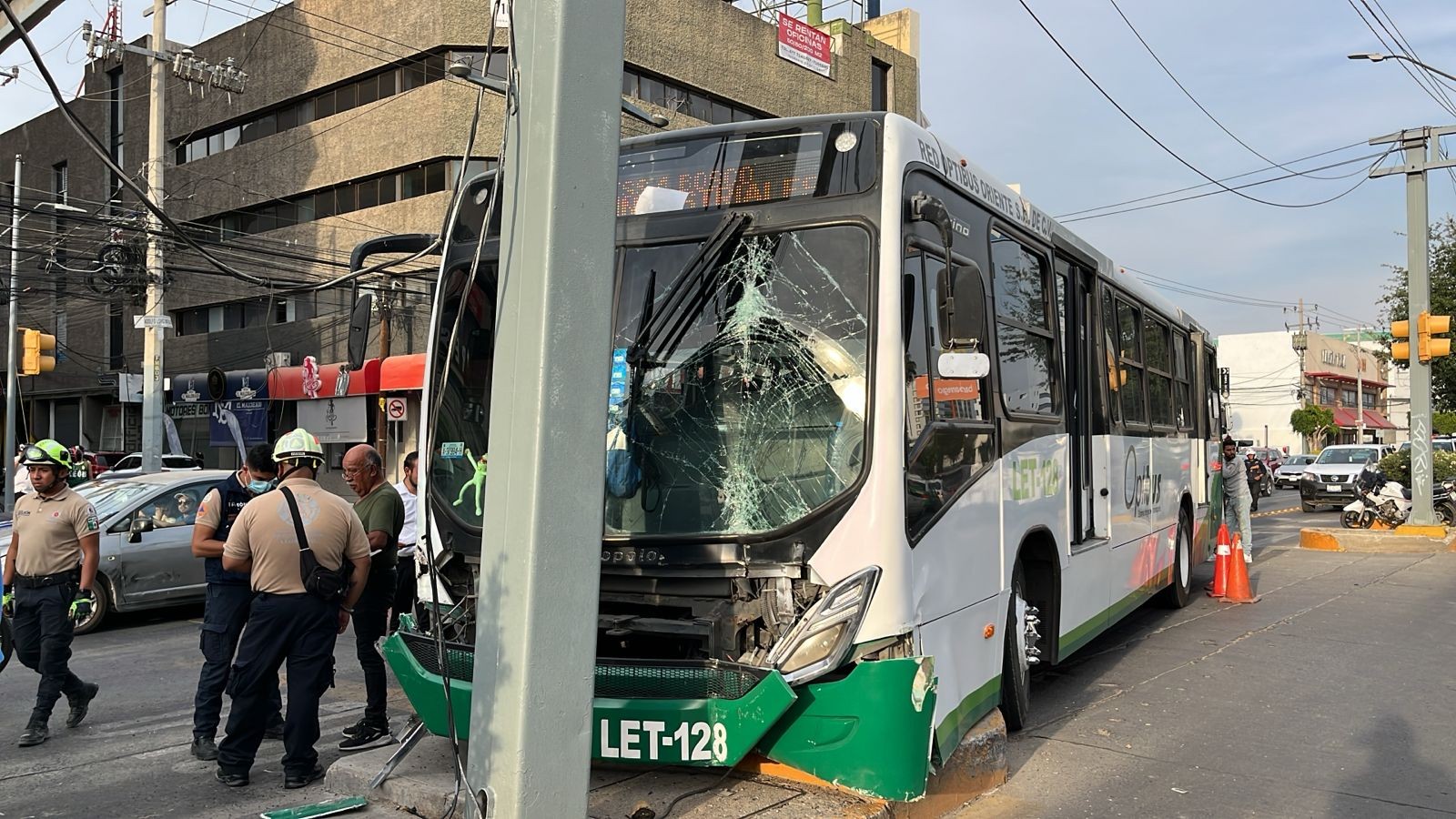 Vuelta prohibida provoca choque contra una Oruga en León