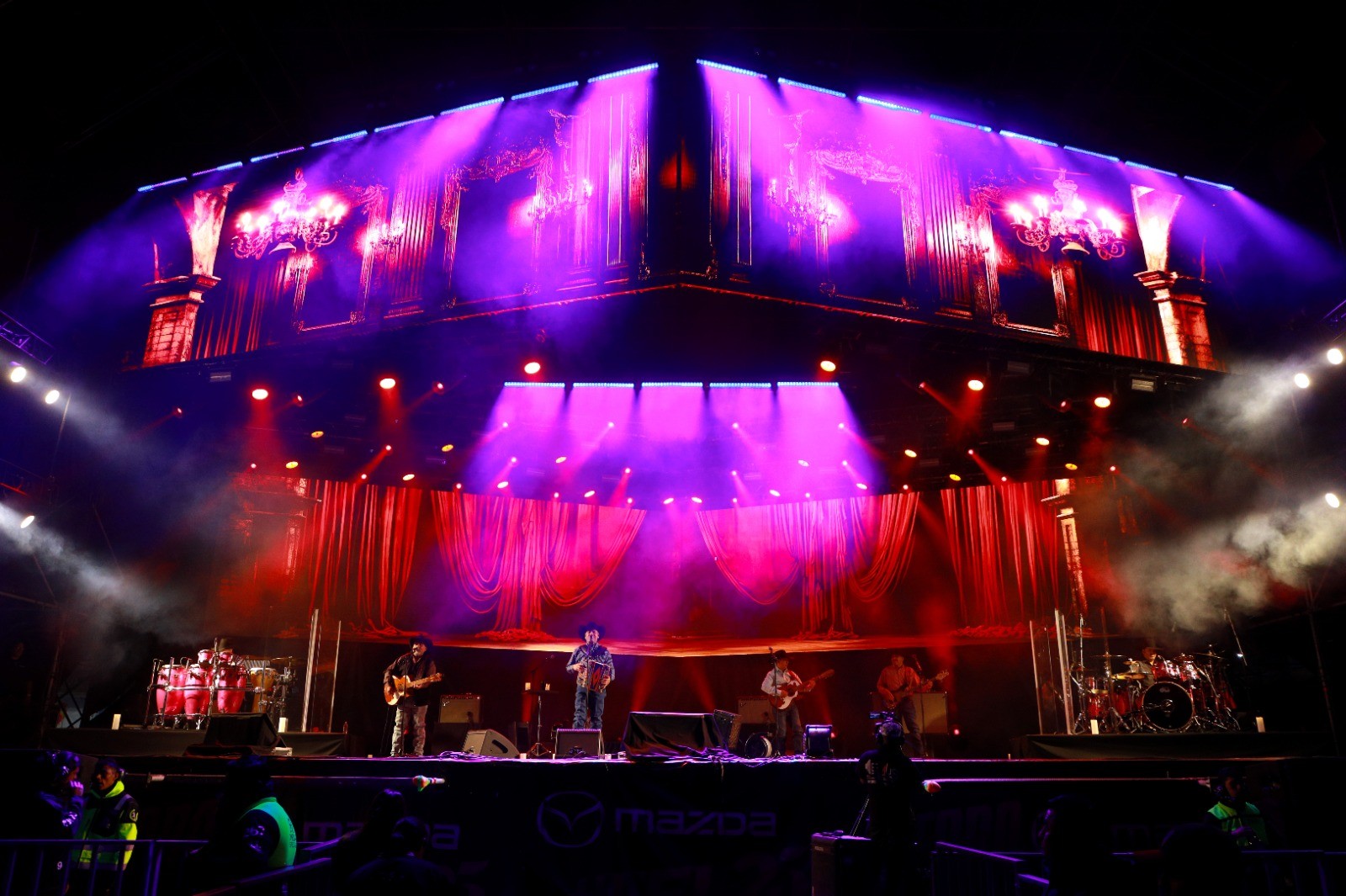 Feria de León asigna conciertos sin licitación; director justifica medida por falta de proveedores