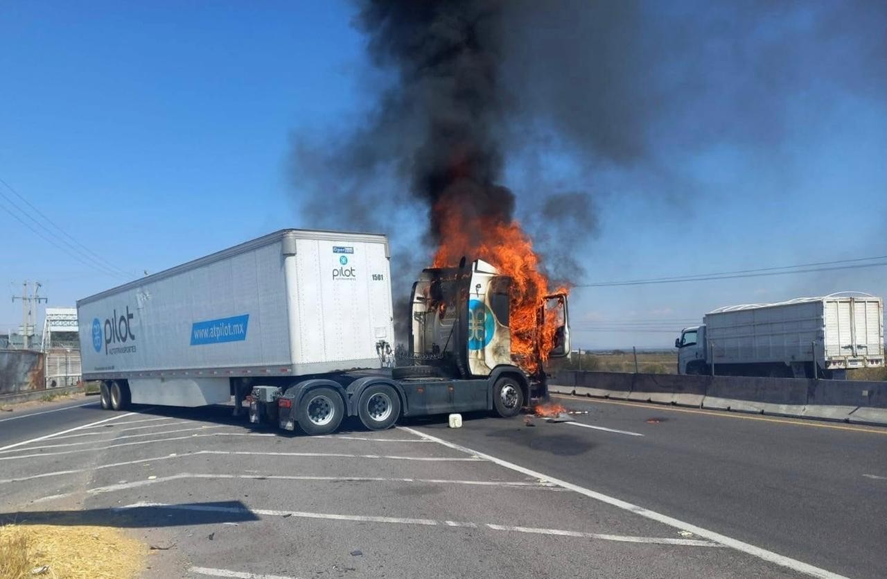 Narcobloqueos en Guanajuato: incendian cuatro tráileres en diferentes puntos de Pénjamo