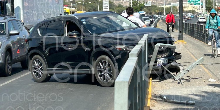 ¡Fuerte choque en León! Joven impacta ciclovía en bulevar José María Morelos