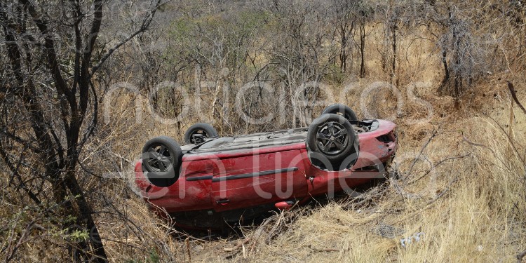 ¡Milagro en la carretera León-San Felipe! Dos mujeres sobreviven tras fuerte volcadura