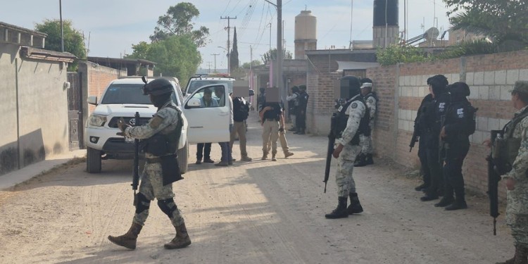 Cateo revela inhumación clandestina y hallazgo de presunta droga