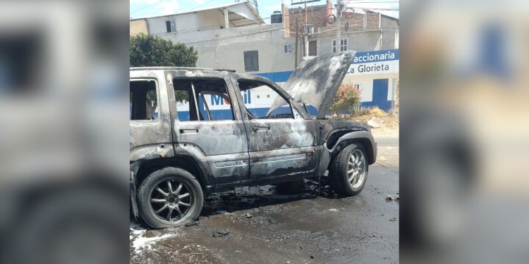 Incendian carro y bloquean camino sujetos armados que tiraban cadáver