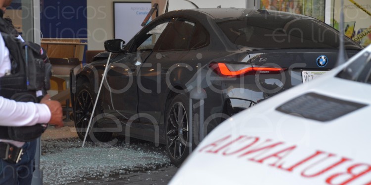 Confunde el freno con el acelerador y choca contra un banco en City Center