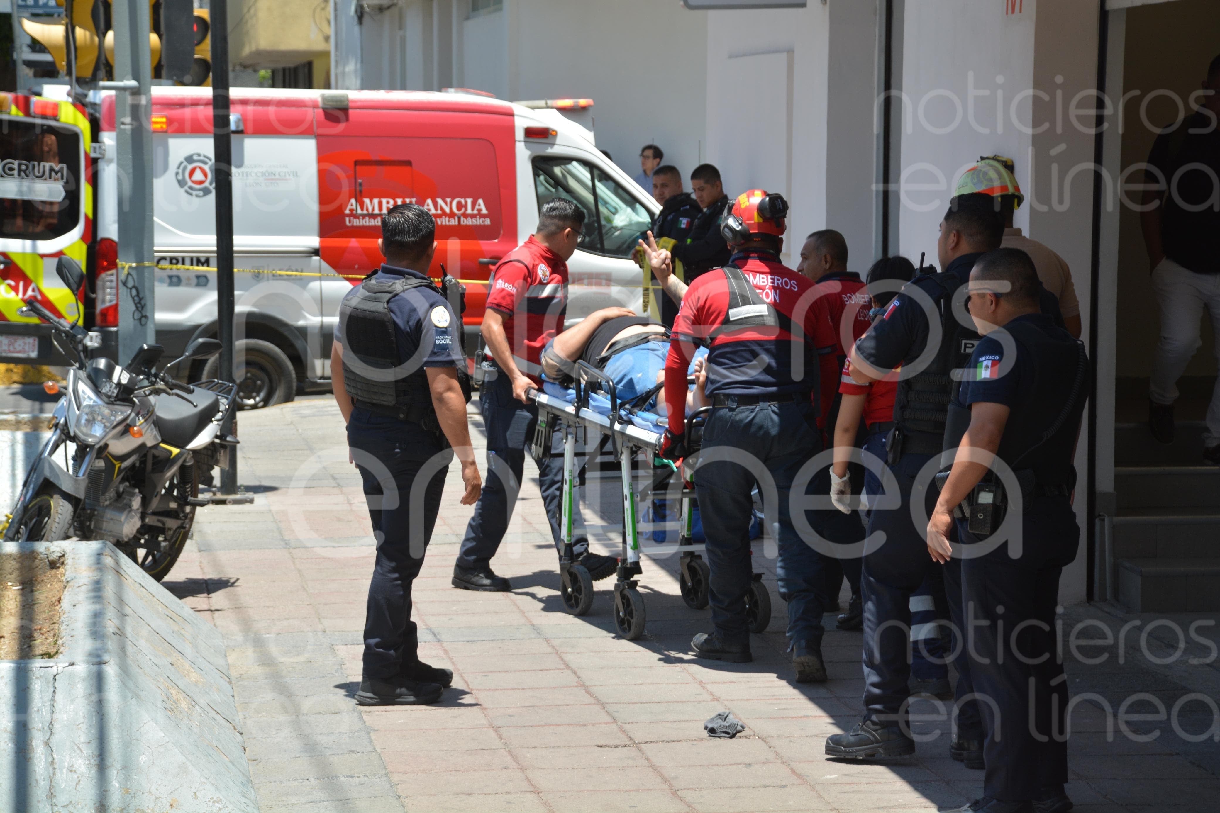 Cae elevador de un banco en la Zona Centro de León; hay cinco lesionados