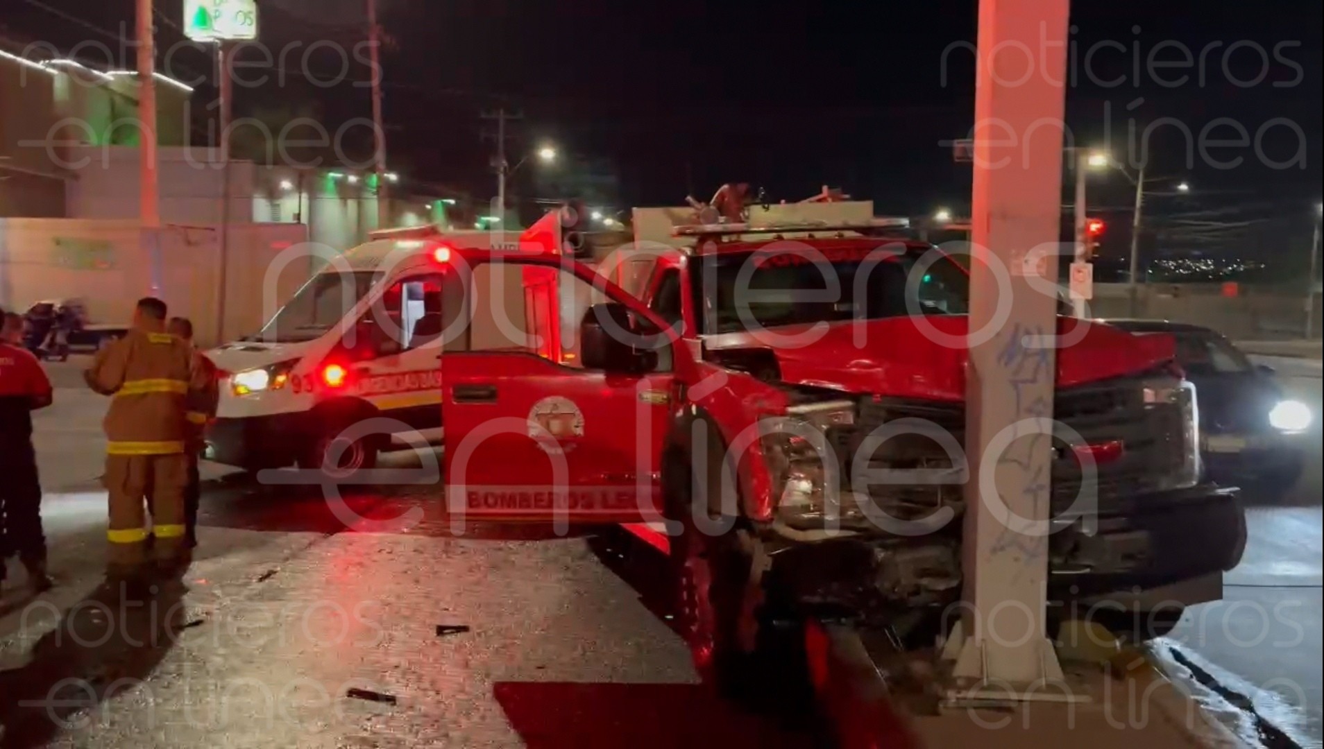 Bomberos que iban a atender un incendio se accidentan en León