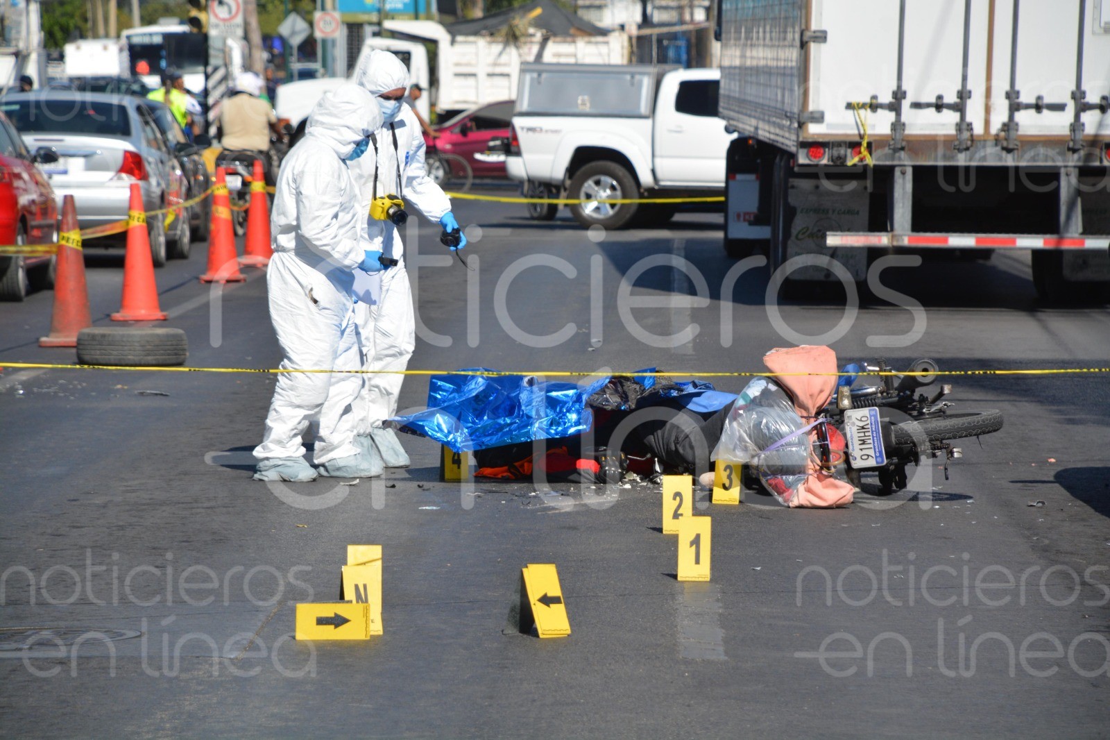 Muere motociclista en el bulevar Torres Landa; un tráiler le pasó encima