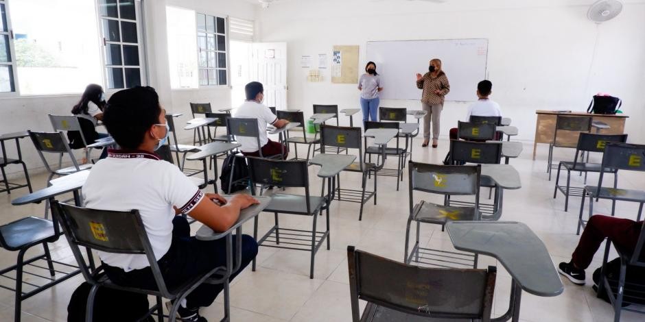 Violencia, deserción escolar e IA, entre los principales retos de los maestros
