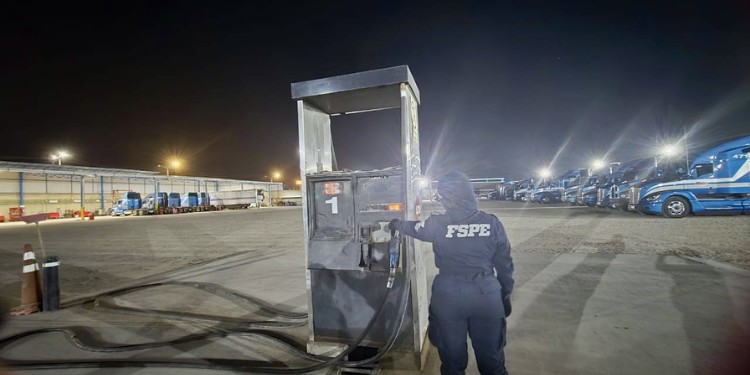 ¡Cae centro clandestino de combustible en León! Aseguran miles de litros y más de 30 tractocamiones