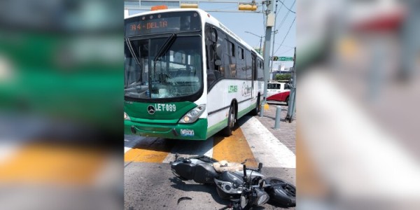 Demandarán a motociclista por accidente en carril exclusivo de la “Oruga“