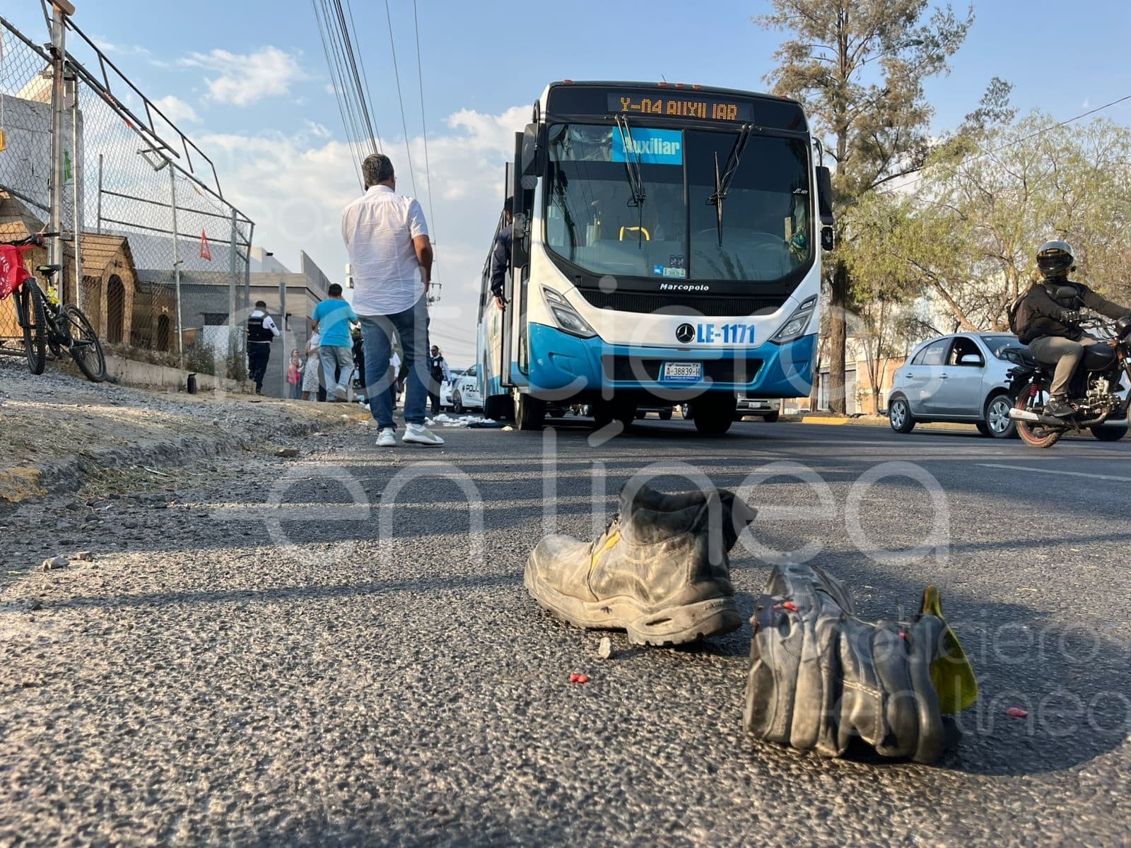 Atropellan a ciclista en León; queda atrapado bajo las llantas de un camión