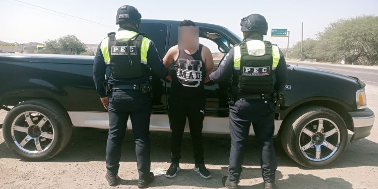¡Se hacía pasar por policía! Detienen a hombre con insignias falsas en Silao