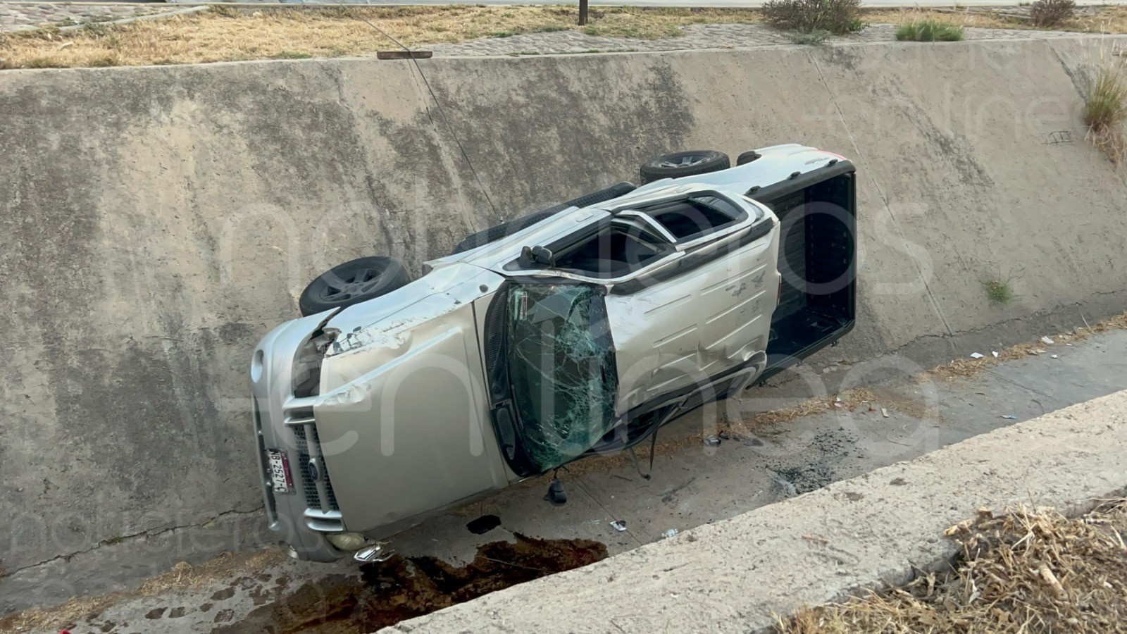 Pierde el control y cae al río con todo y camioneta en León