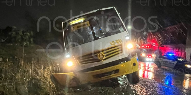 Camión cae en zanja en León; una mujer sufre fuerte golpe en la frente
