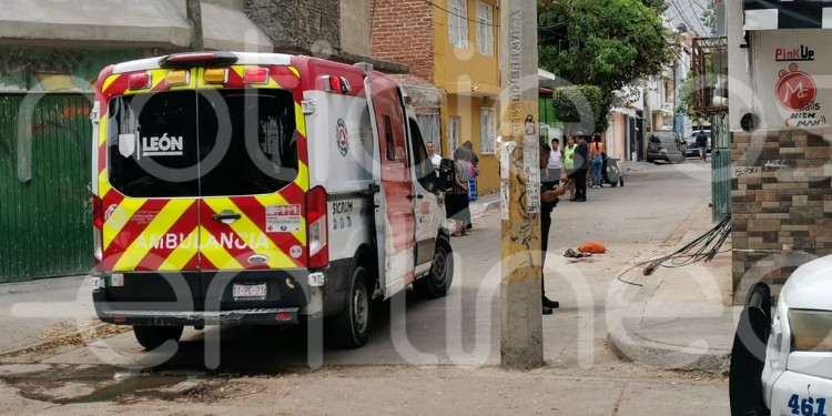 Hombre sufre descarga eléctrica y cae de una azotea en León 1; está grave