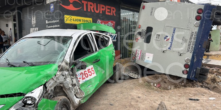 Taxi volcado y una ferretería dañada tras fuerte choque en la colonia 10 de Mayo