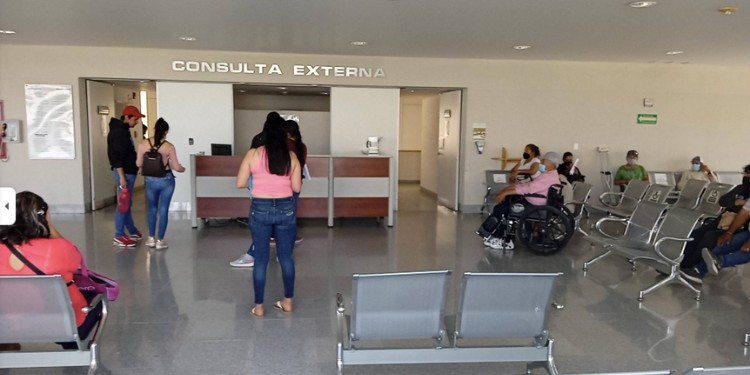 Ector Jaime denuncia camas vacías y crisis de insumos en hospital del Bajío