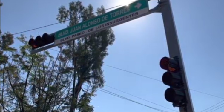 Fallas eléctricas y robos dejan semáforos inactivos en León: alertan por caos vial
