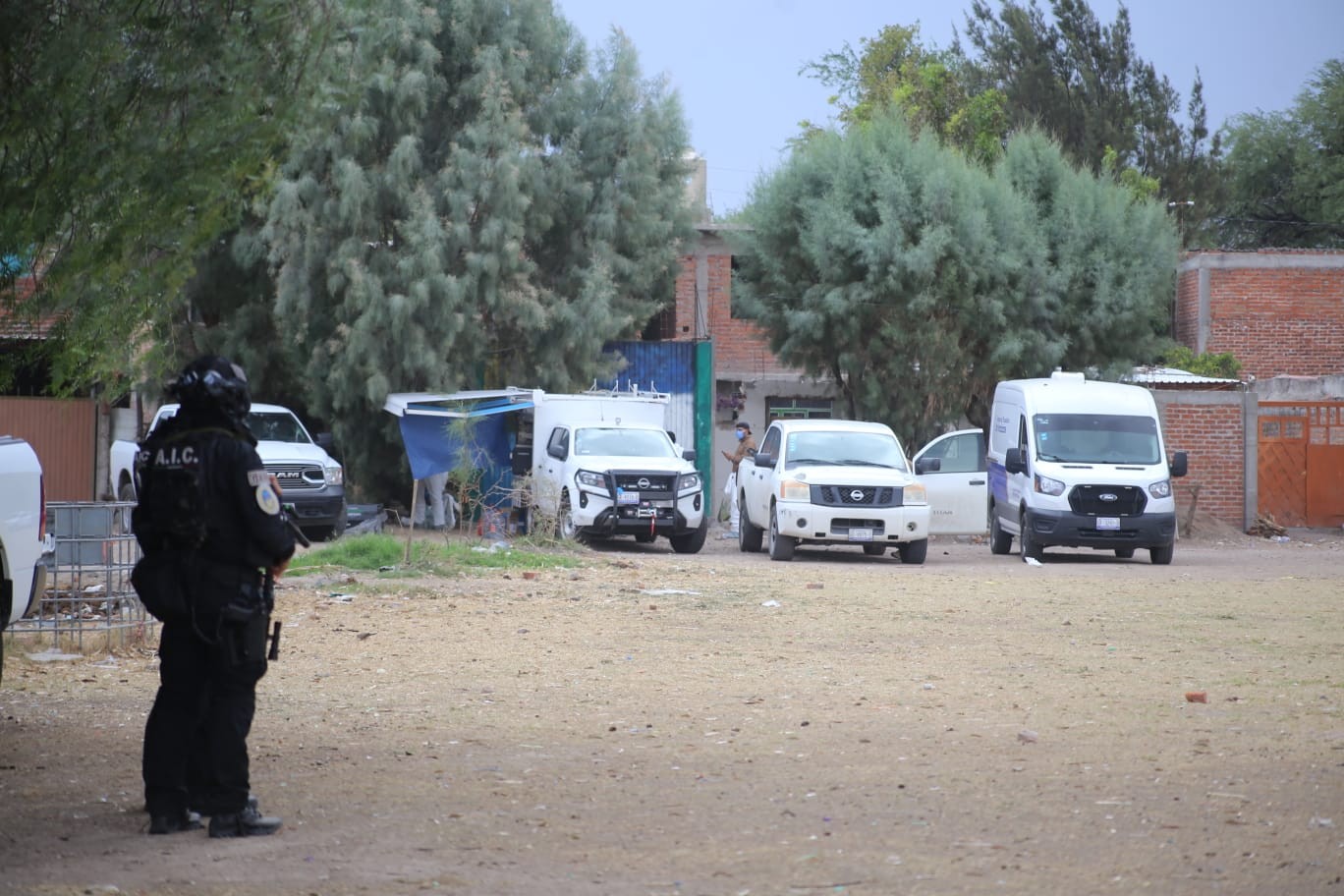 Sube a 17 el número de cuerpos hallados en fosa de Irapuato