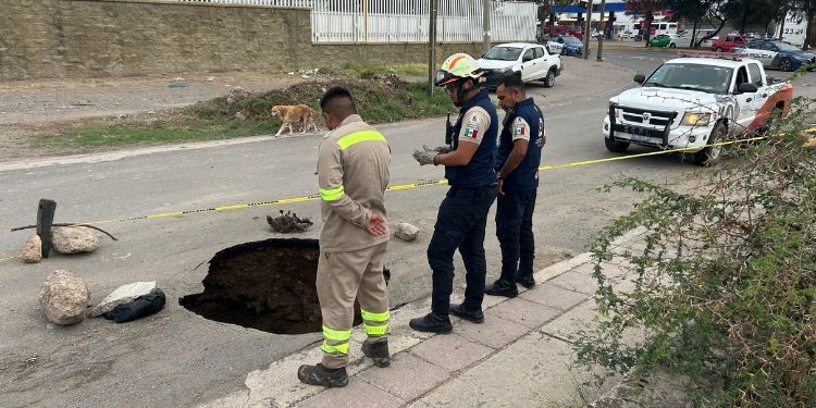 ¡Cuidado, conductor! Por socavón de 4 metros podrían cerrar vialidad en Santa María de Cementos