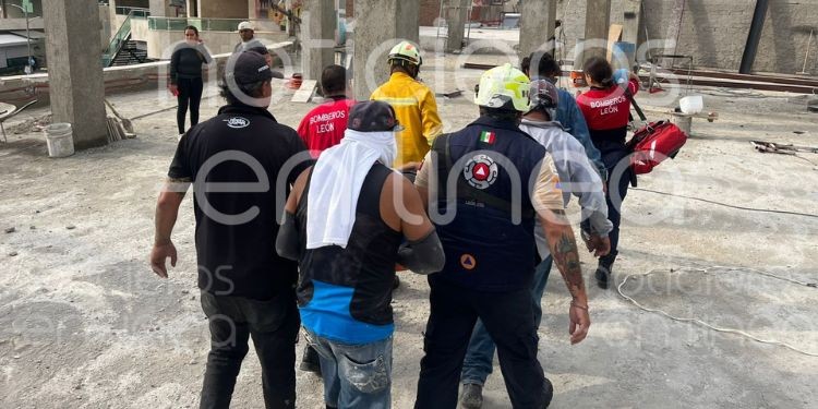 ¡Grave accidente en obra de Plaza Amara! Viga de 300 kilos cae sobre trabajador tras falla en grúa