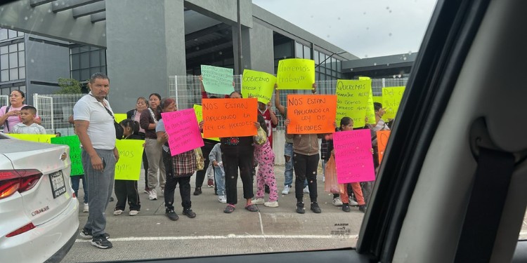 Vendedores protestan para seguir en Miguel Alemán, pero la autoridad les cierra la puerta