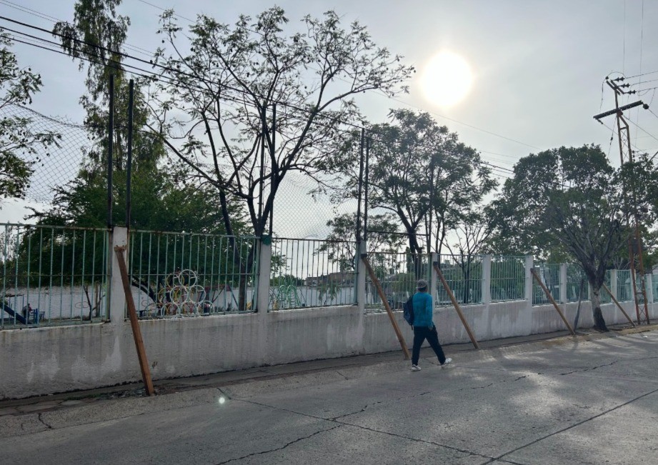 ¡A punto de colapsar! Barda pone en riesgo a niños y peatones en León