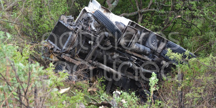 Tolva cae a barranco en carretera León-San Felipe y provoca choque múltiple