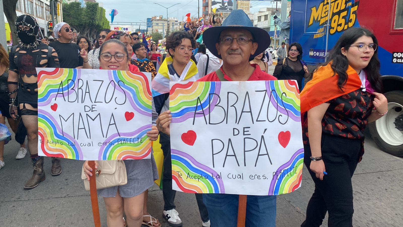 “Te acepto tal como eres”: padres de León se suman a la marcha Pride 2025