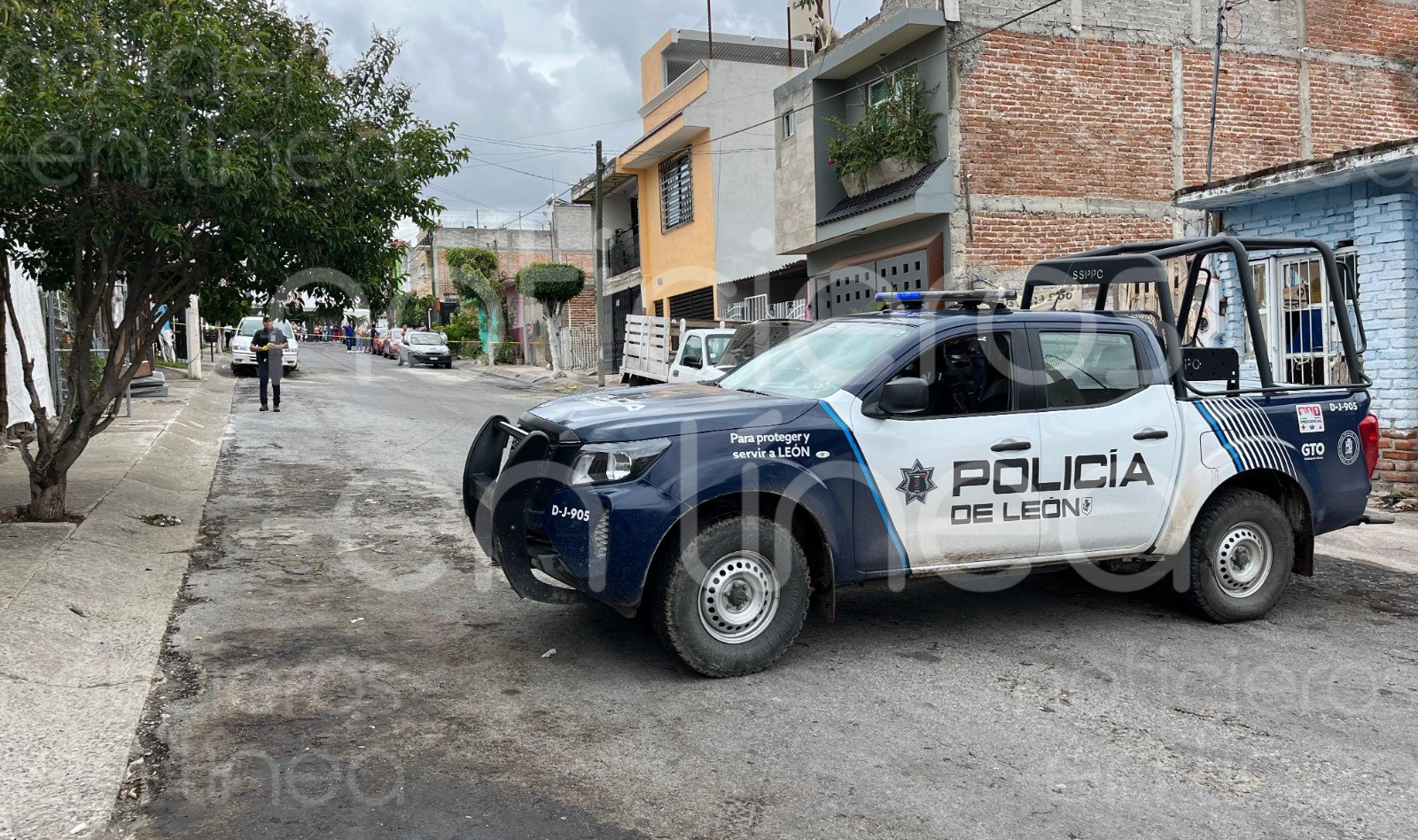 ¡Se salvó de milagro! Víctima de ataque armado se esconde debajo de su camioneta en León