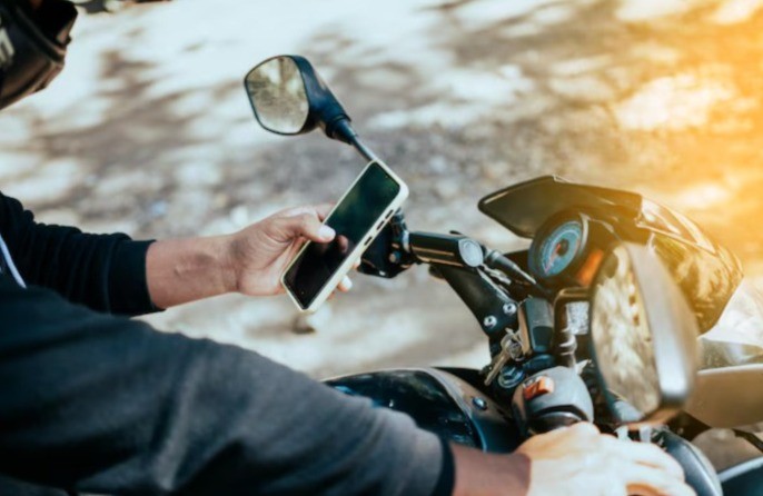 ¡Ojo! Multas por usar el celular al manejar también aplican a motociclistas