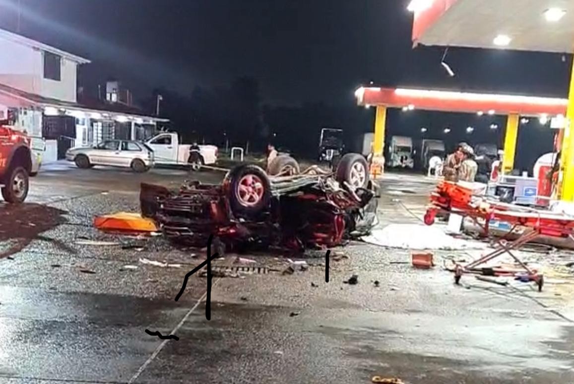 Volcadura en gasolinera deja tres muertos en Salamanca; iban a exceso de velocidad