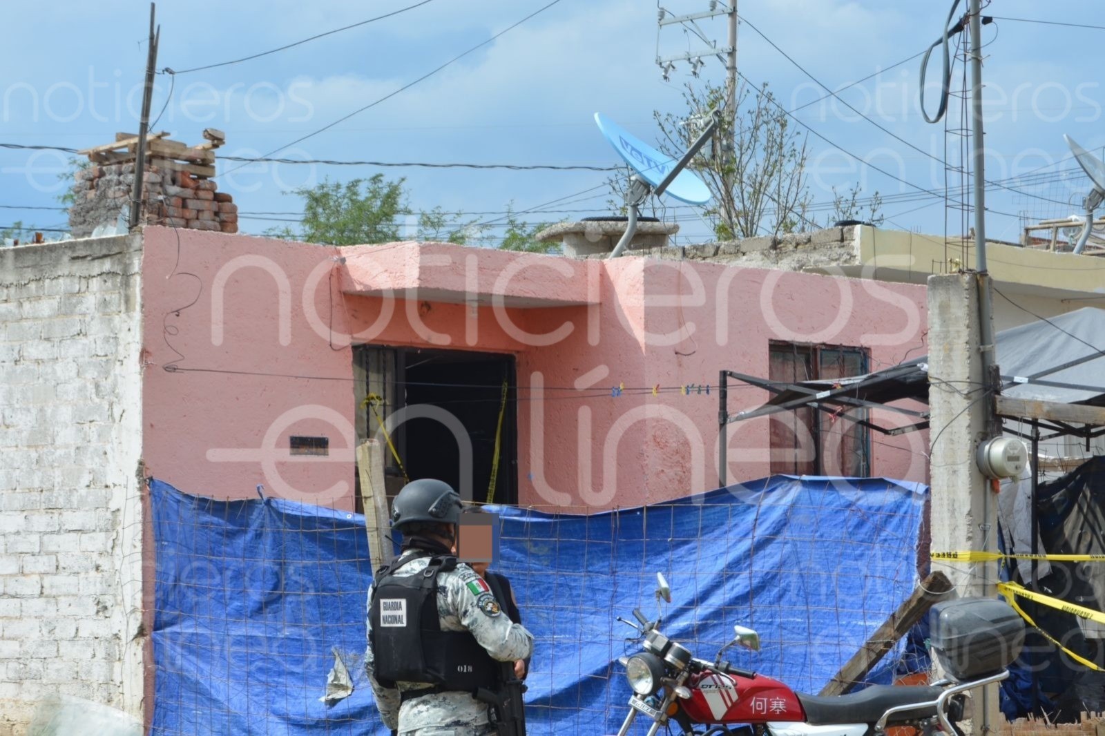 “Ahí se los dejamos”: Abandonan ataúd en su puerta y descubre que era su hijo