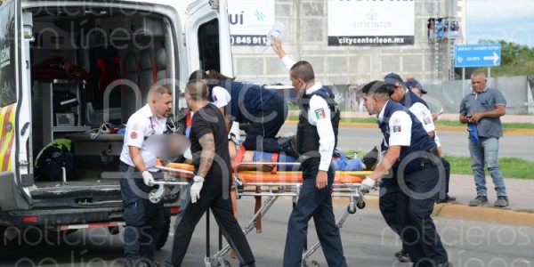 Motociclista sobrevive tras RCP luego de ser prensado por tolva y camioneta en León