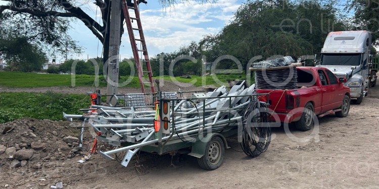 ¡Cayó del poste! Empleado sufre descarga eléctrica mientras instalaba luminarias en Los Naranjos