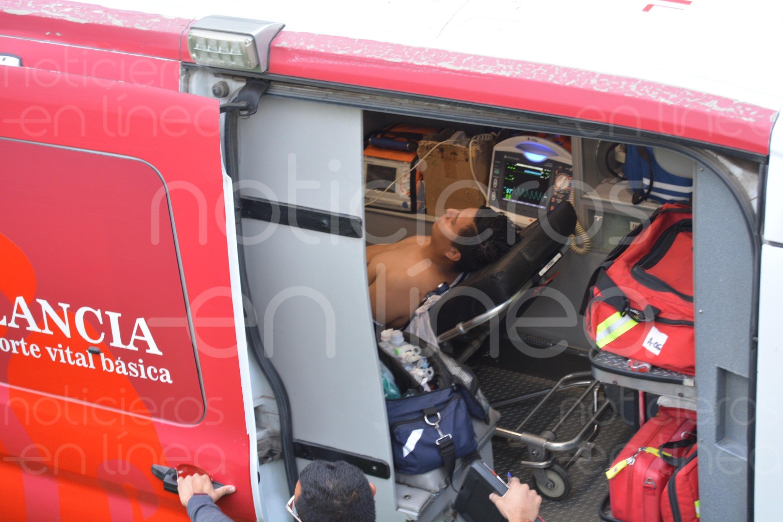 Rescatan con vida a hombre tras caer en hoyo sin señalización en León Rescatan con vida a hombre tras caer en hoyo sin señalización en León