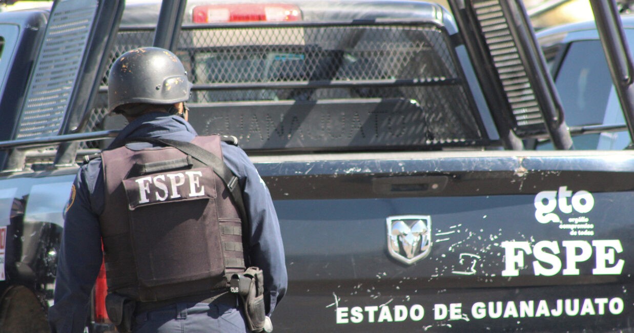 Atacan a agentes de las FSPE en Irapuato y huyen hasta chocar; hay detenidos
