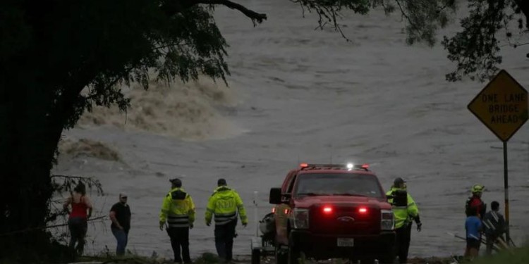 Familia guanajuatense desaparece tras inundaciones en Texas; SRE coordina búsqueda