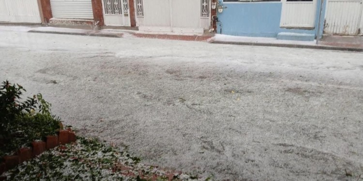 Granizada y vientos colapsan calles de León: rescates, cierres y caos vial
