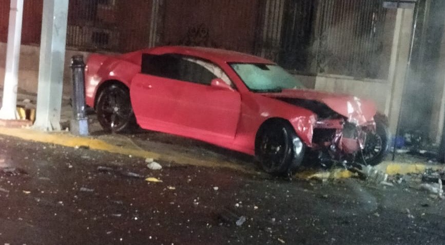 Choque ‘de lujo’ en León: Accidente entre Mustang y Camaro provoca caos en el Torres Landa