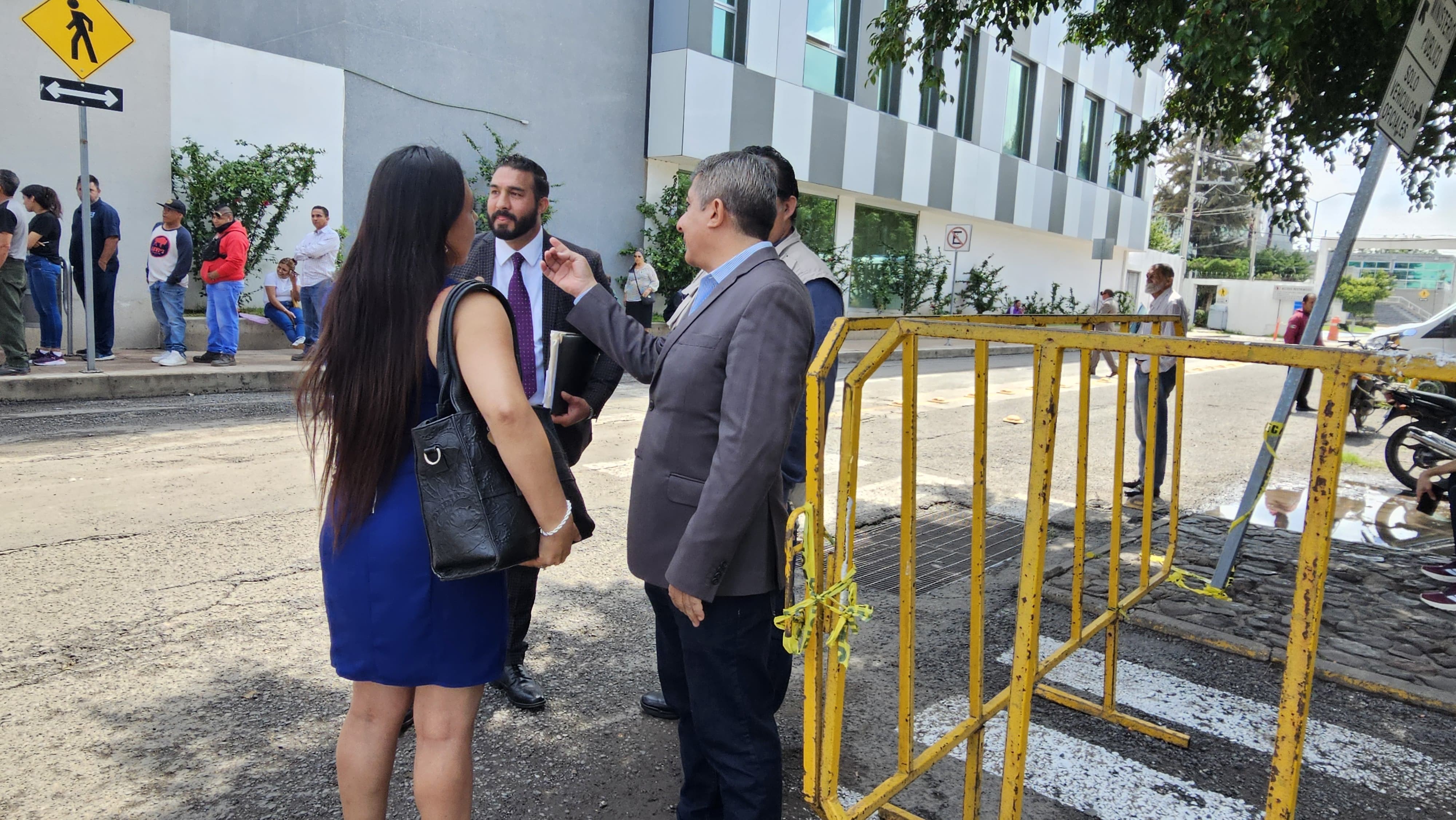 ¿Gafetes obligatorios para entrar a denunciar? Abogados cuestionan nueva medida en la Fiscalía