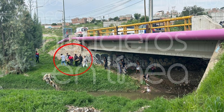 Motociclista de 20 años cae al río tras derrapar y chocar contra un poste en León