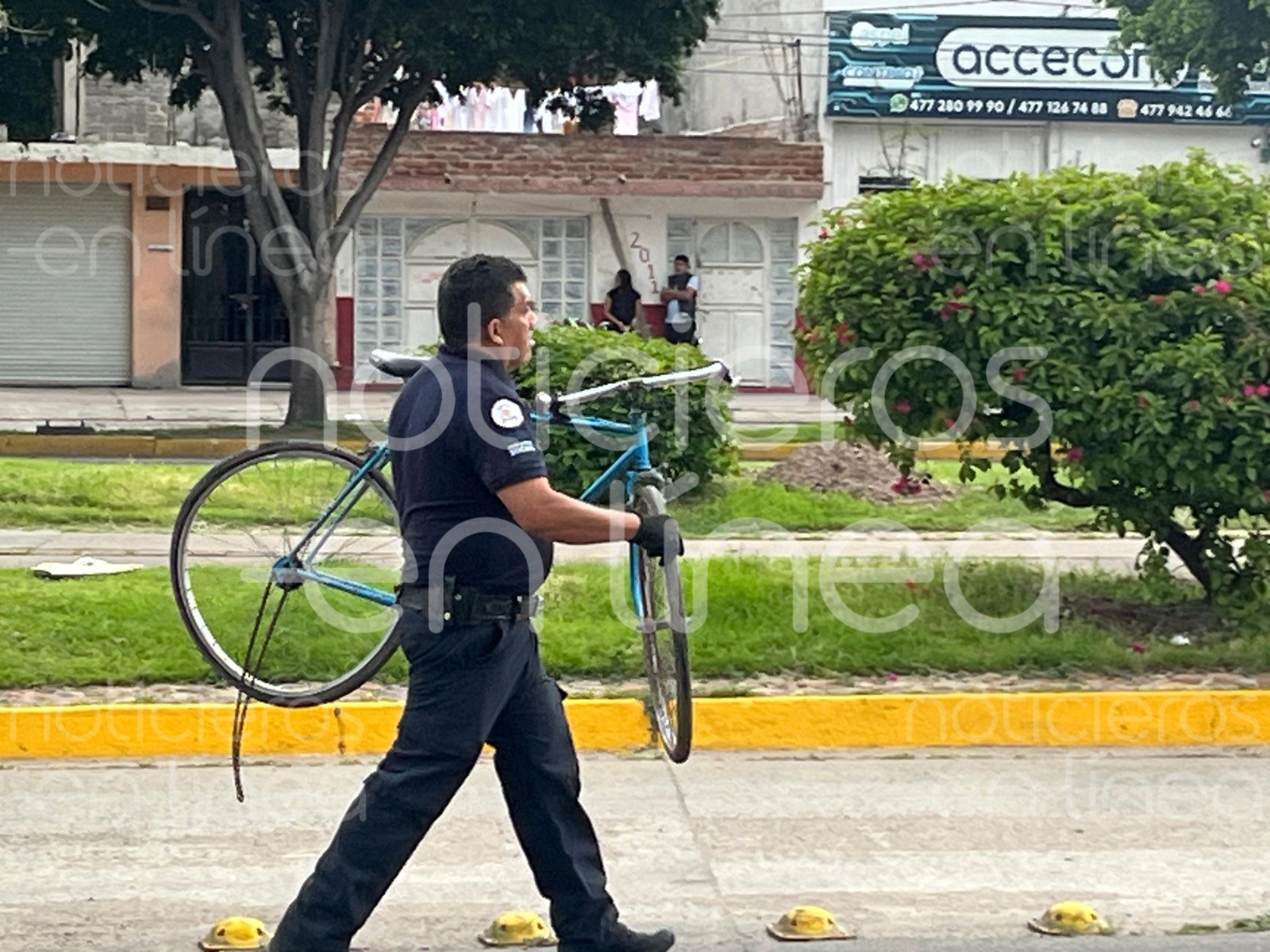 Patrulla atropella a ciclista en la colonia León I; sobrevive pero está grave