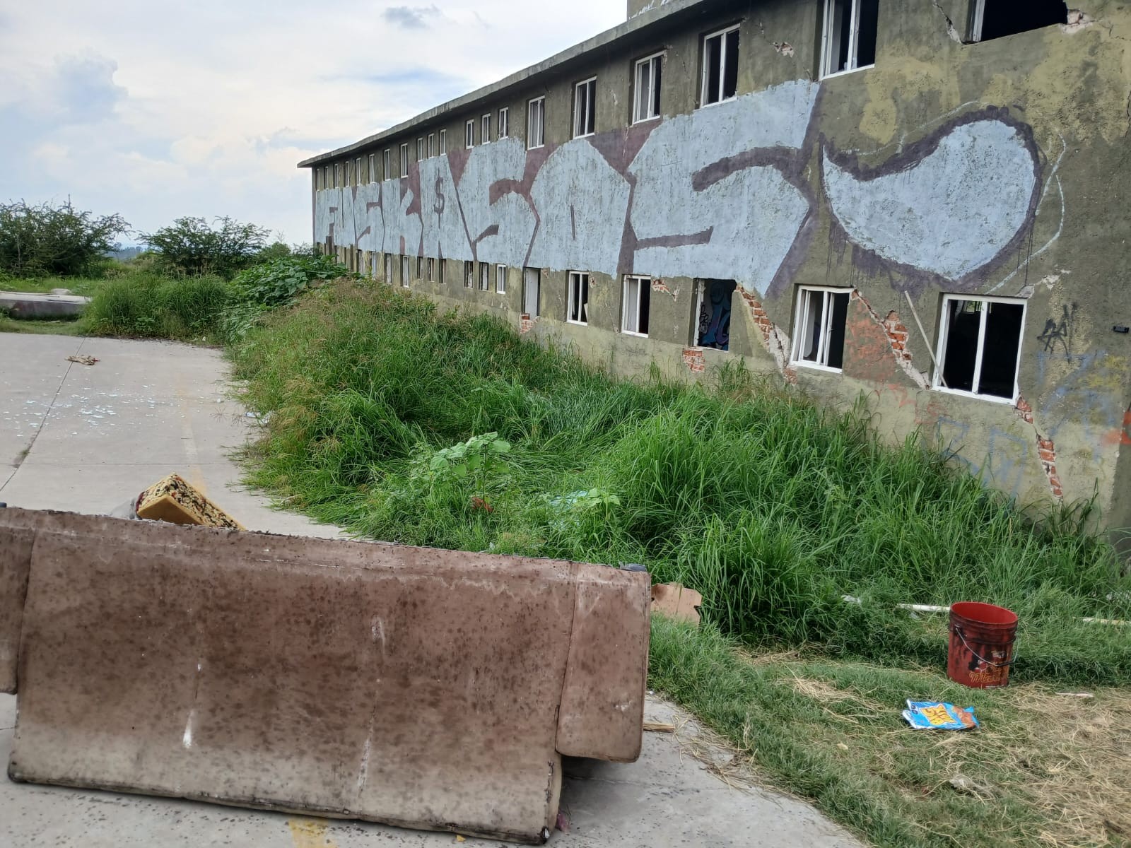 Desalojan anexo clandestino en viejo cuartel militar de León; pacientes rechazaron apoyo del gobierno