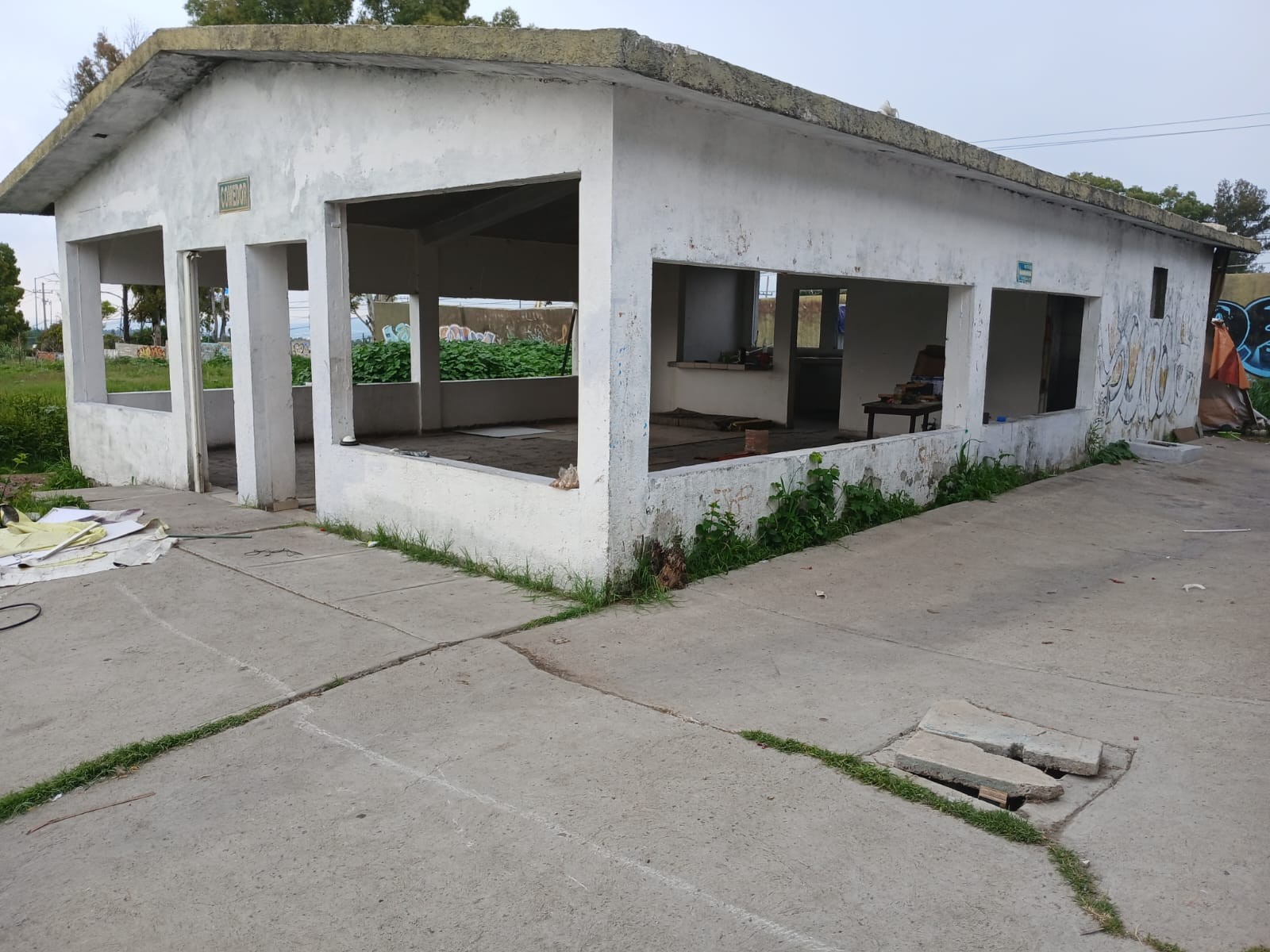 Desalojan anexo clandestino en viejo cuartel militar de León; pacientes rechazaron apoyo del gobierno